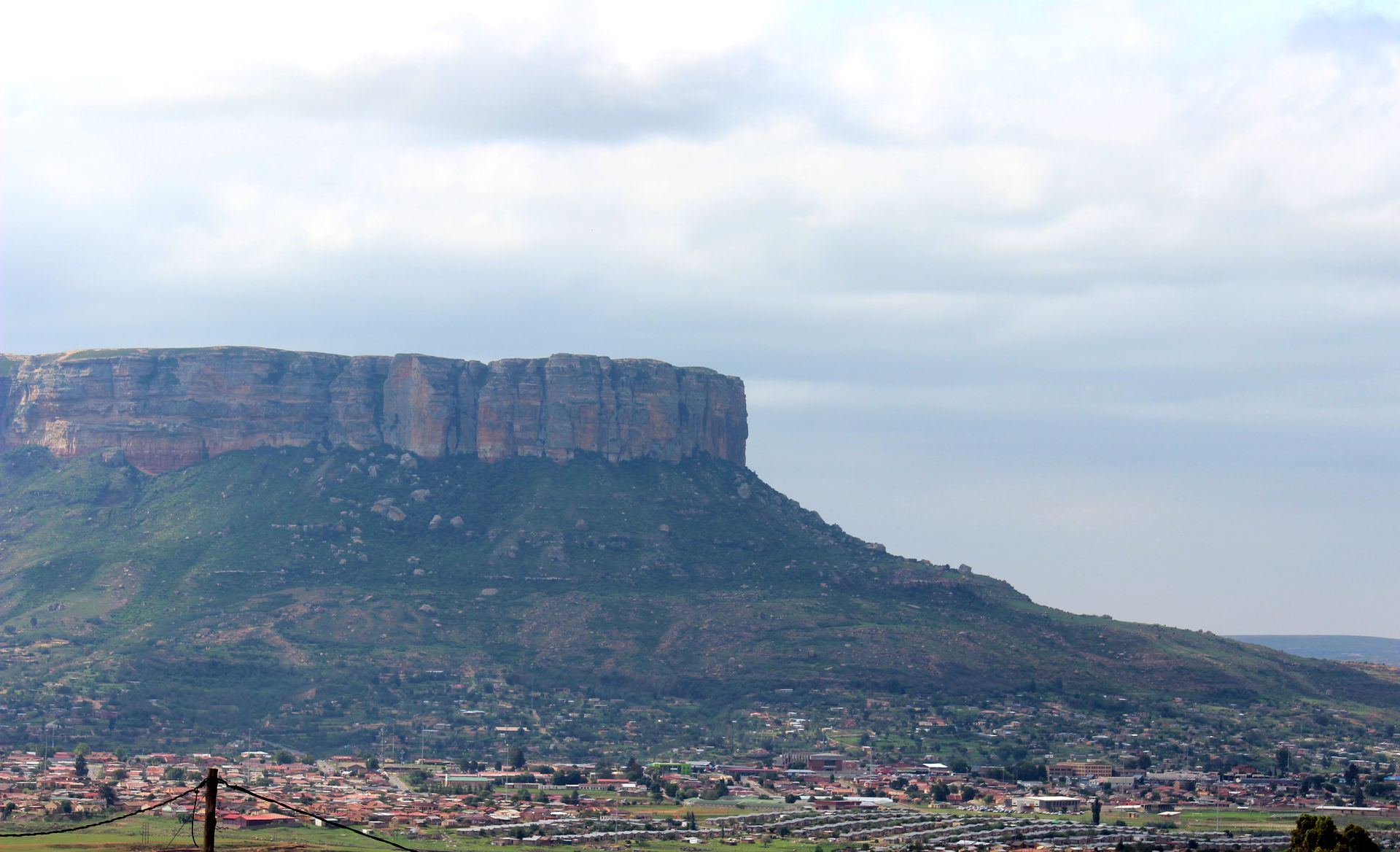 The table mountain above Phuthaditjhaba, with houses at its foot